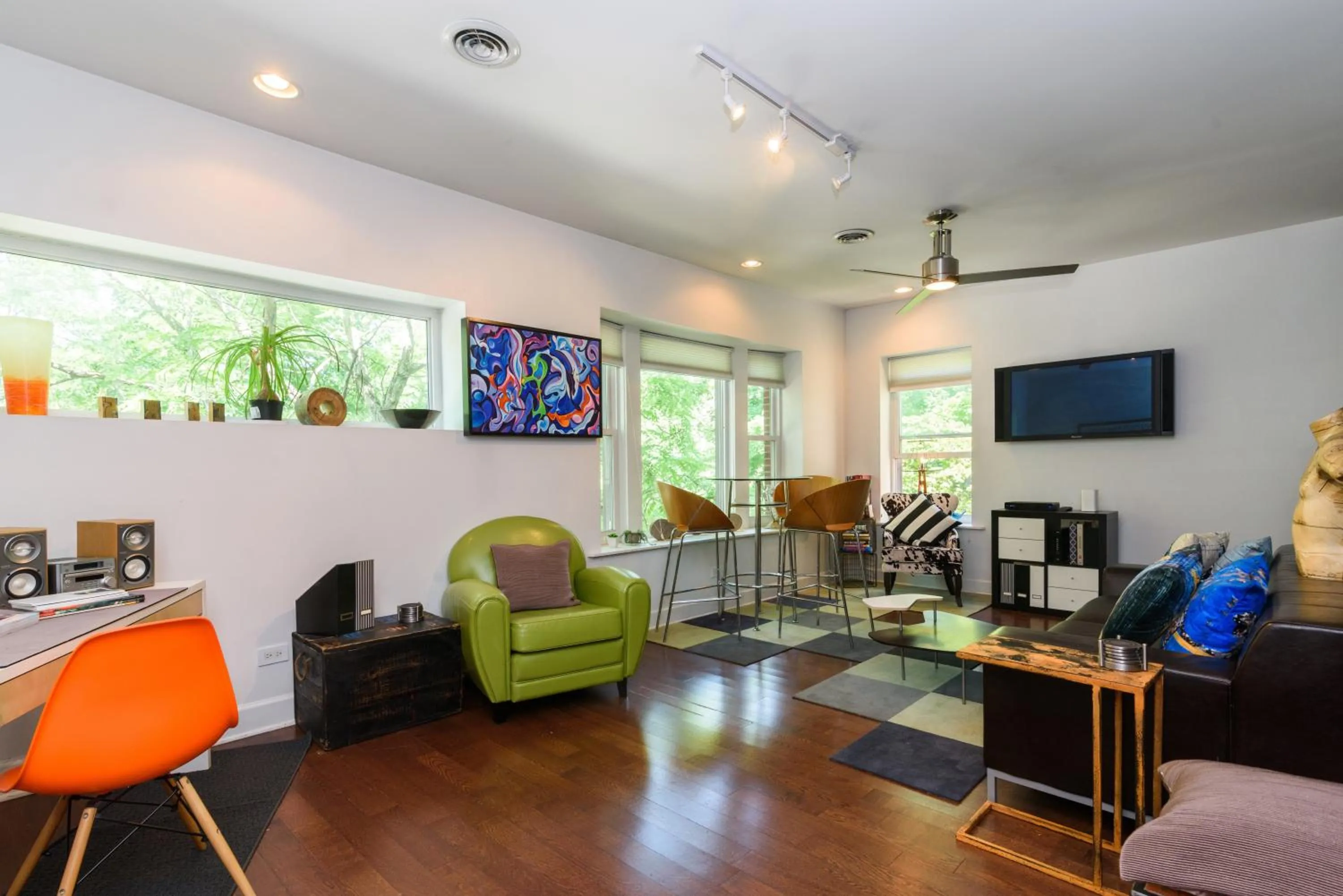 Living room in House 5863- Chicago's Premier Bed and Breakfast