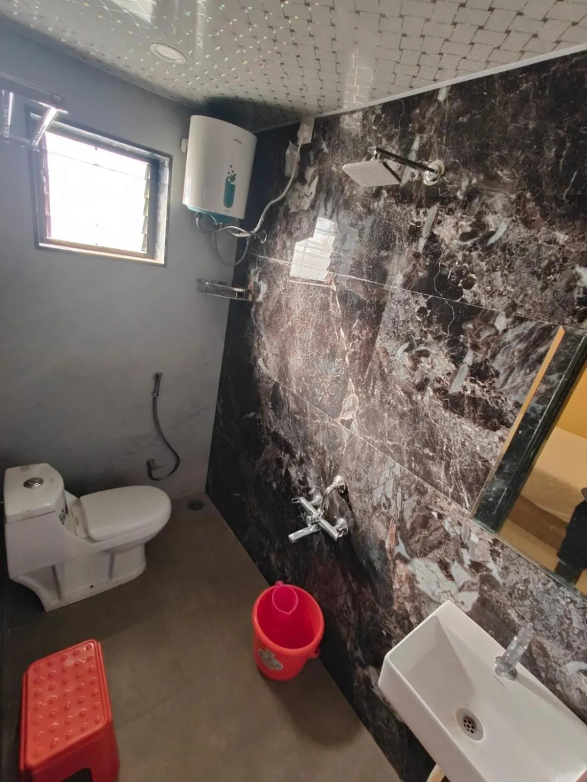 Toilet in Hotel Veeratn