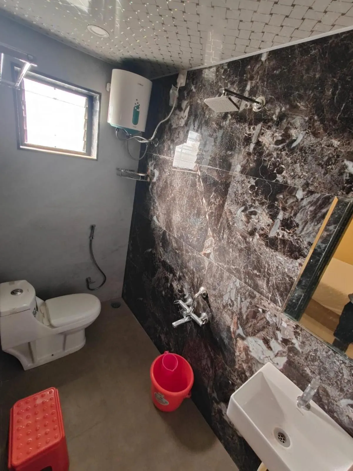 Toilet in Hotel Veeratn