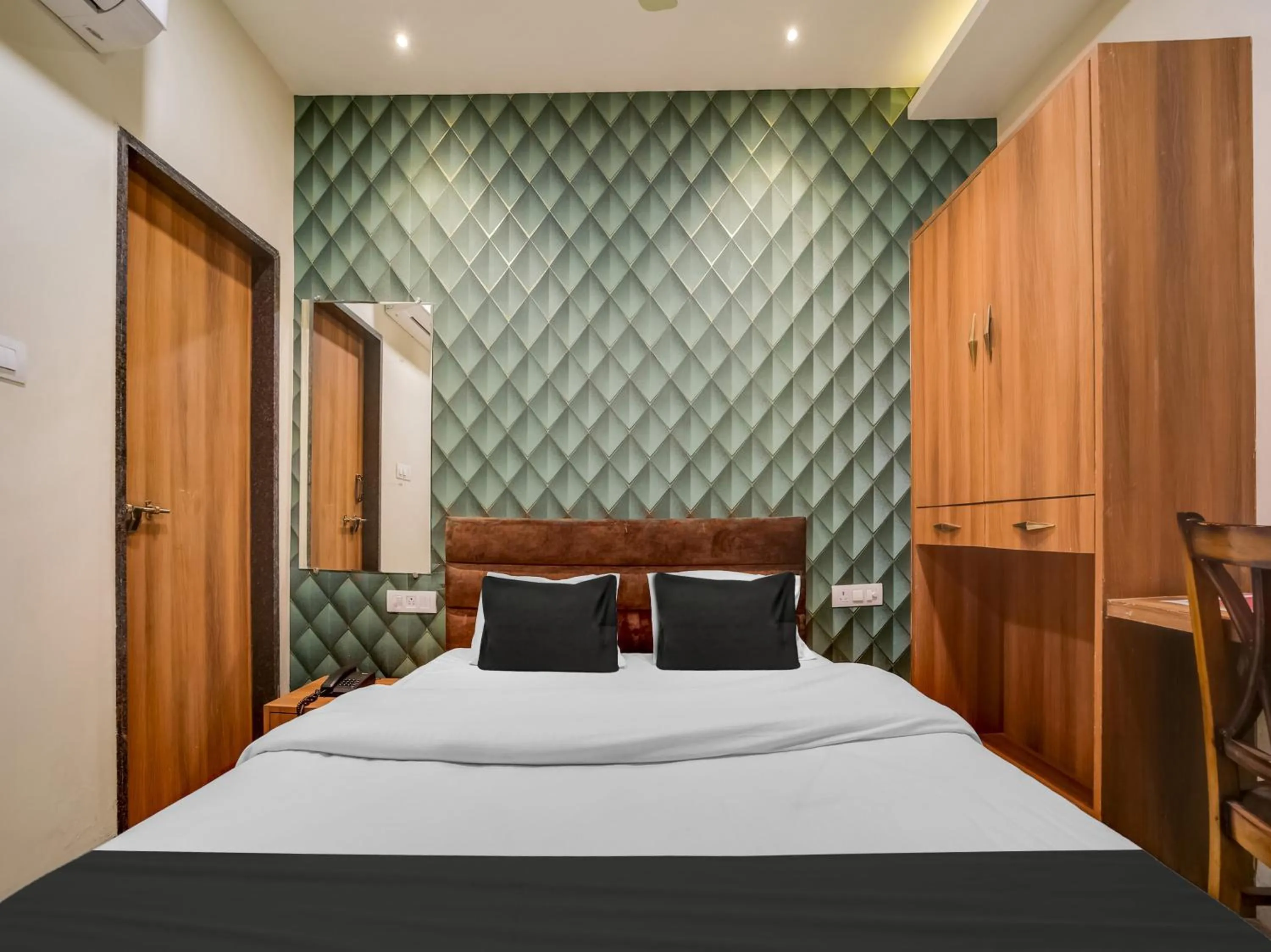 Bedroom, Bed in Hotel O Zamzam Residency