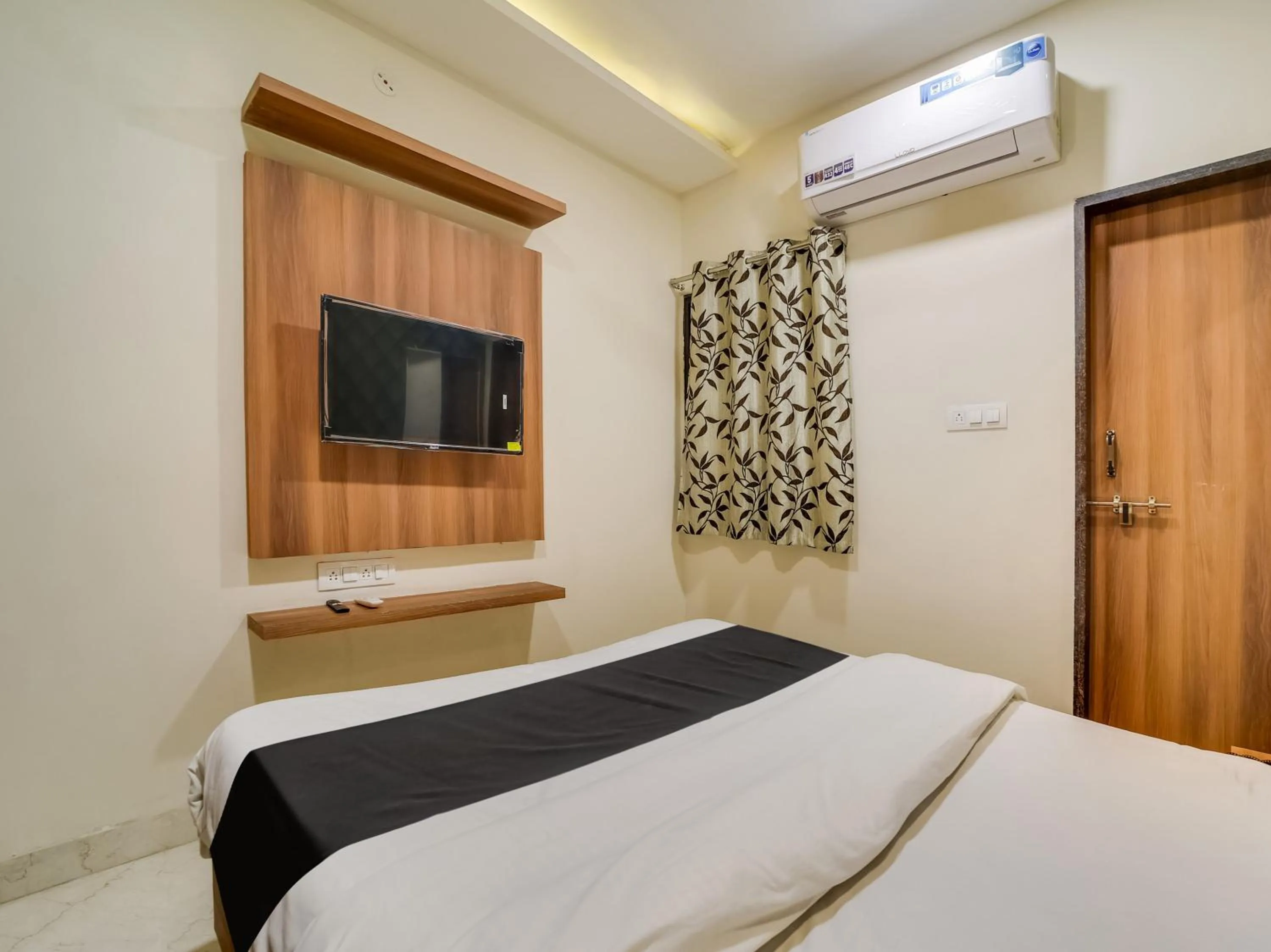 Bedroom, Bed in Hotel O Zamzam Residency