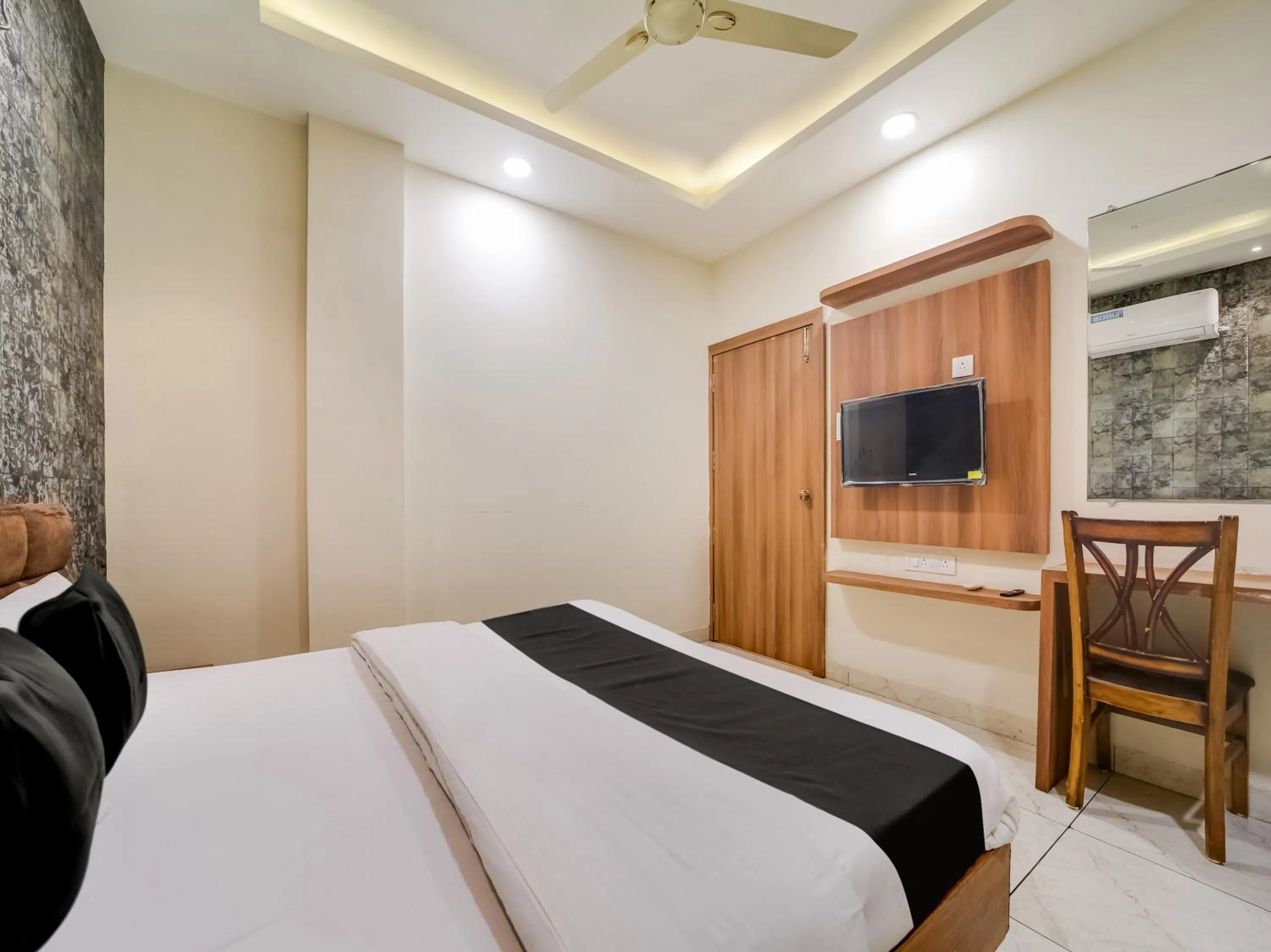 Bedroom, Bed in Hotel O Zamzam Residency