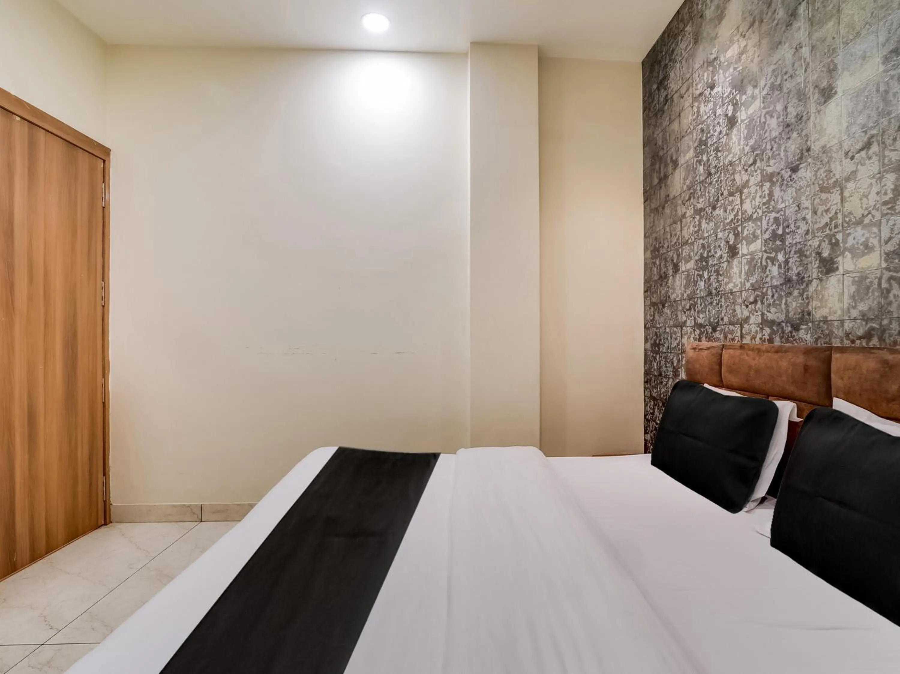 Bedroom, Bed in Hotel O Zamzam Residency