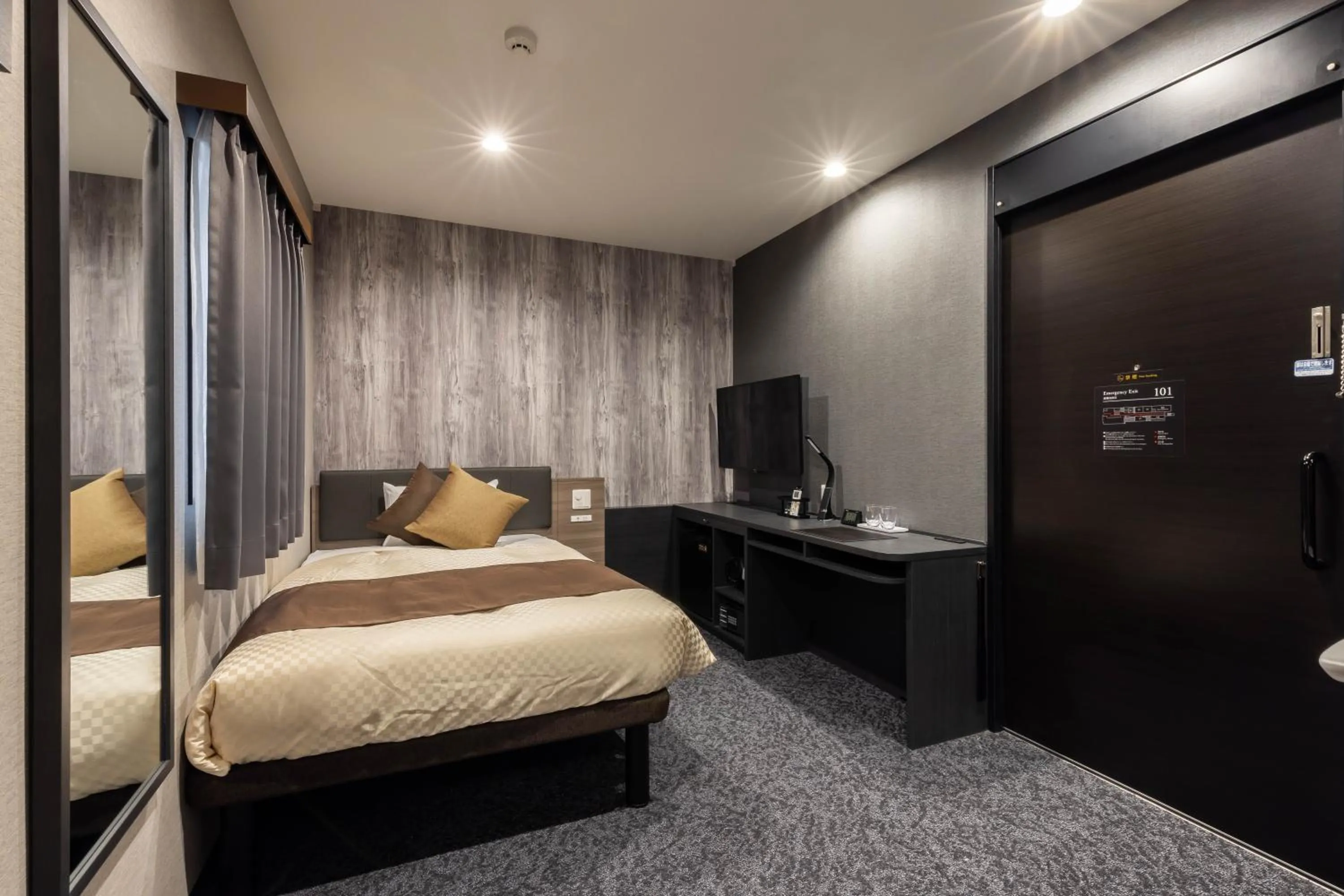 Photo of the whole room, Bed in THE CELECTON Higashiosaka Nagataekimae