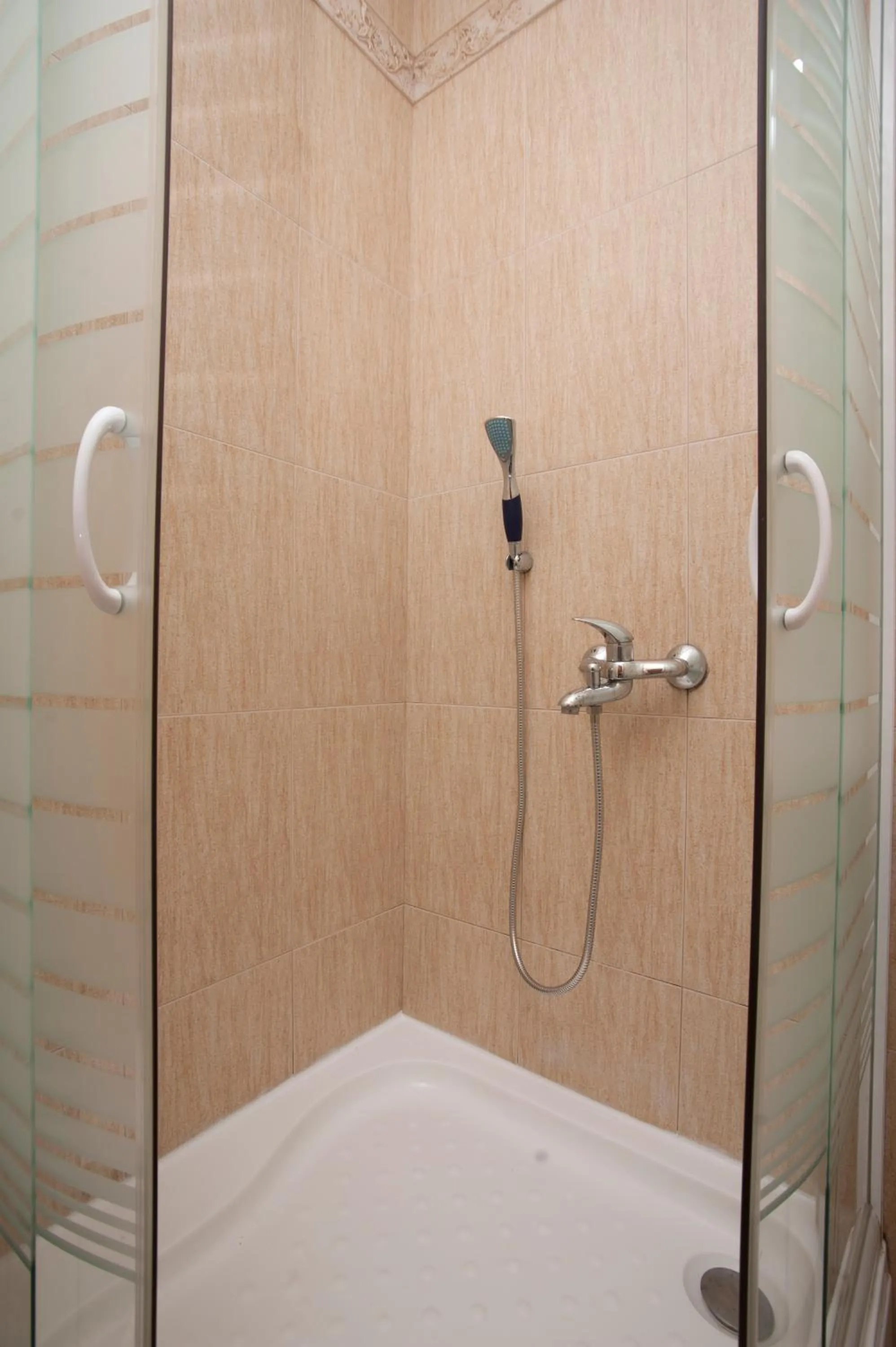 Shower in Guest House Medin