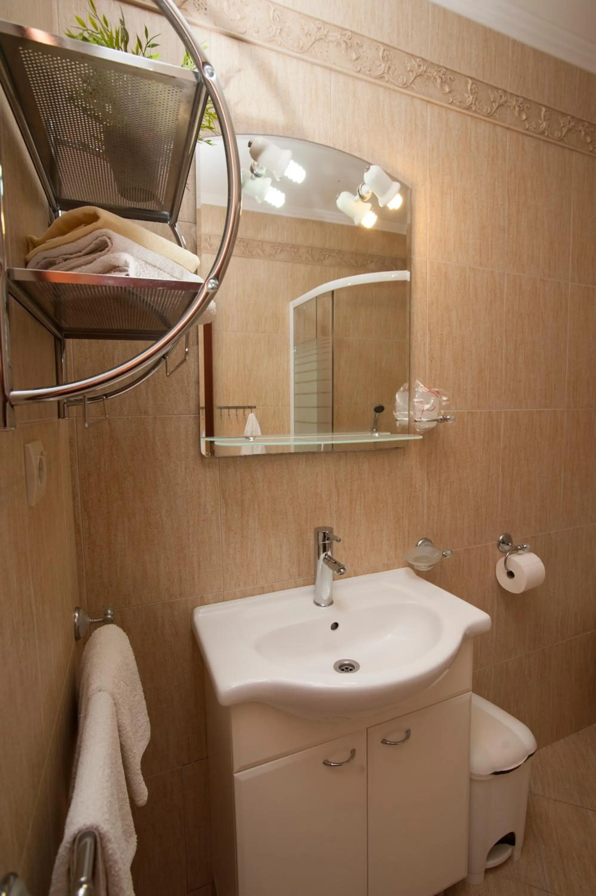 Shower in Guest House Medin