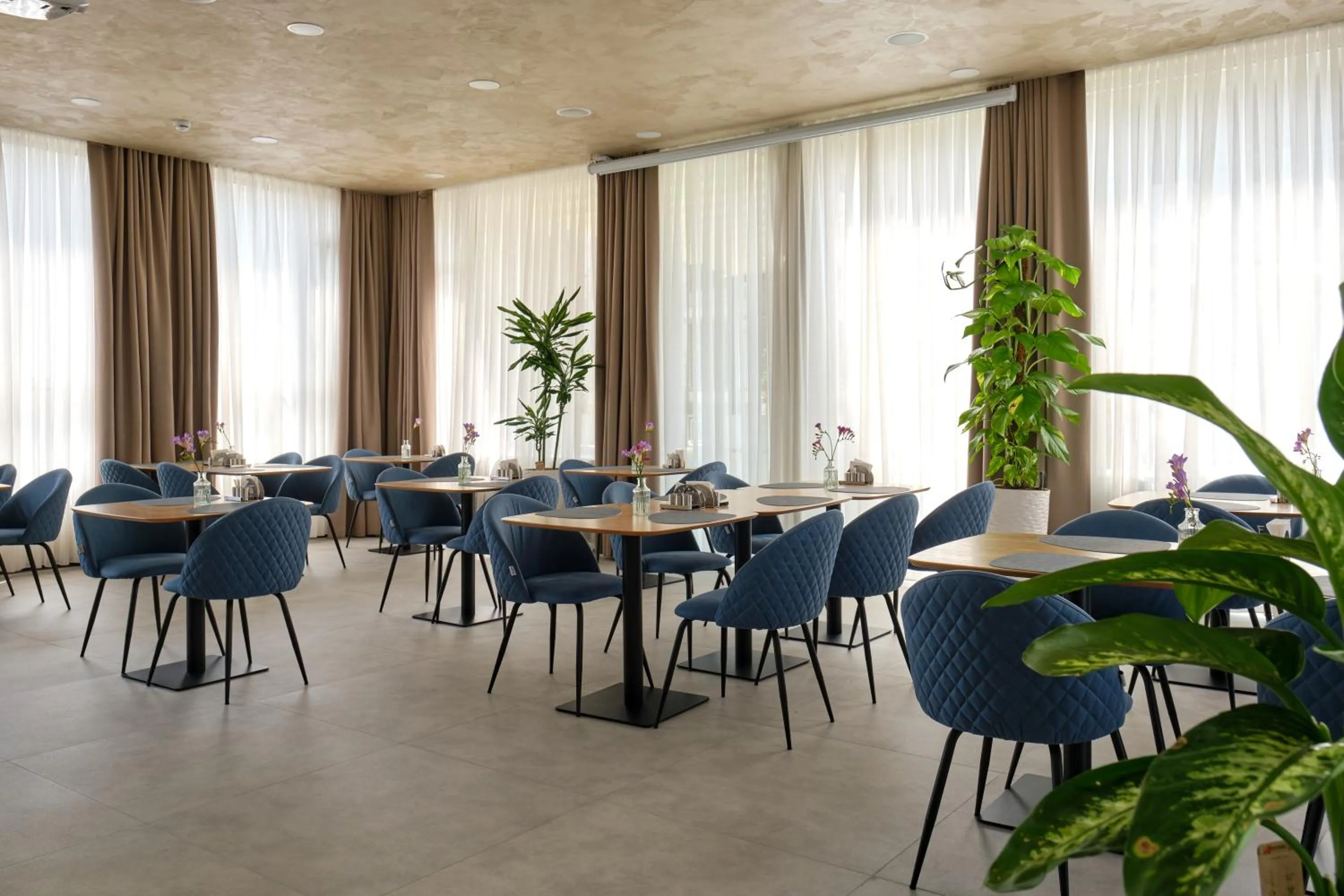 Restaurant/places to eat in STYLO Residences & Suites