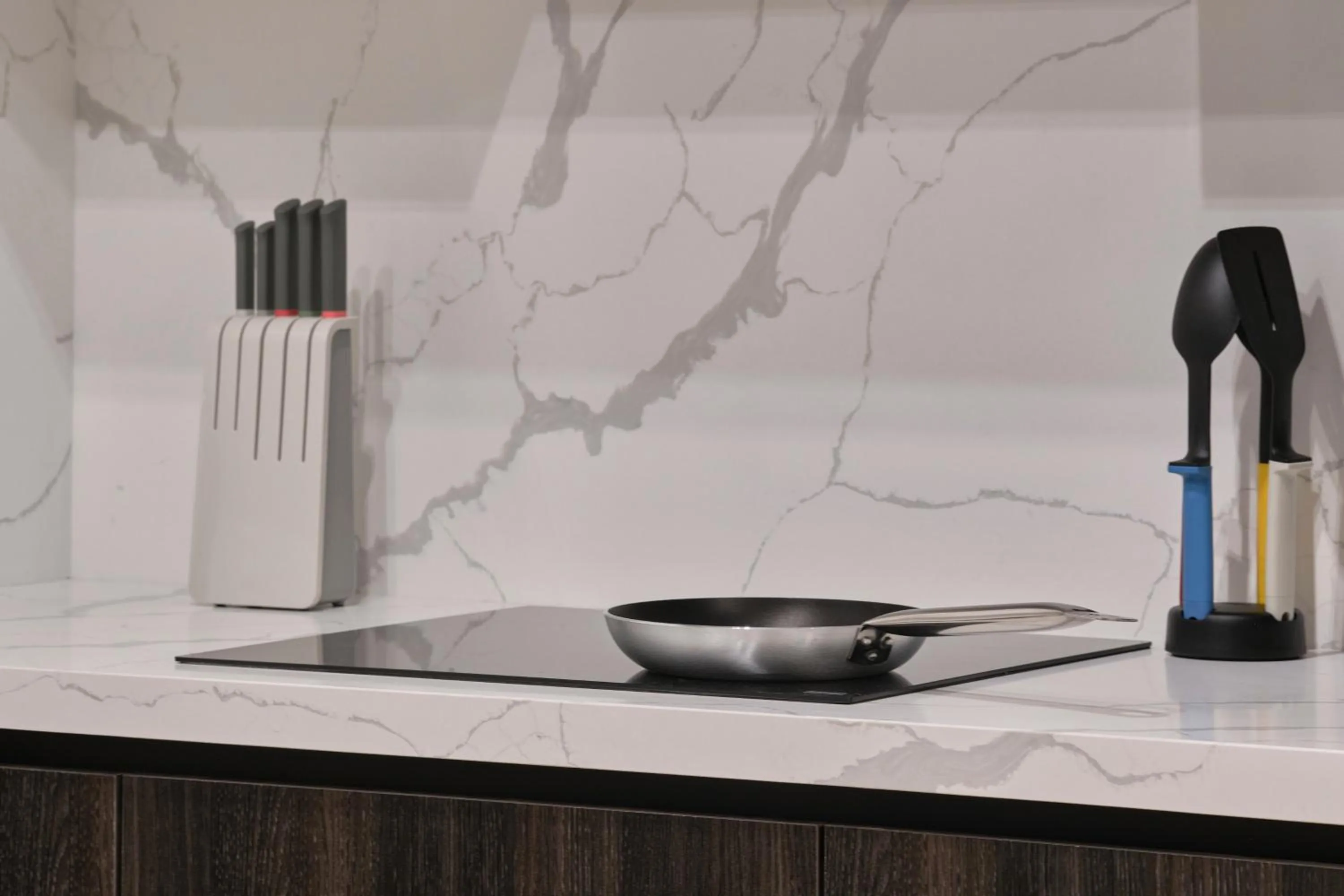 Kitchen or kitchenette in STYLO Residences & Suites