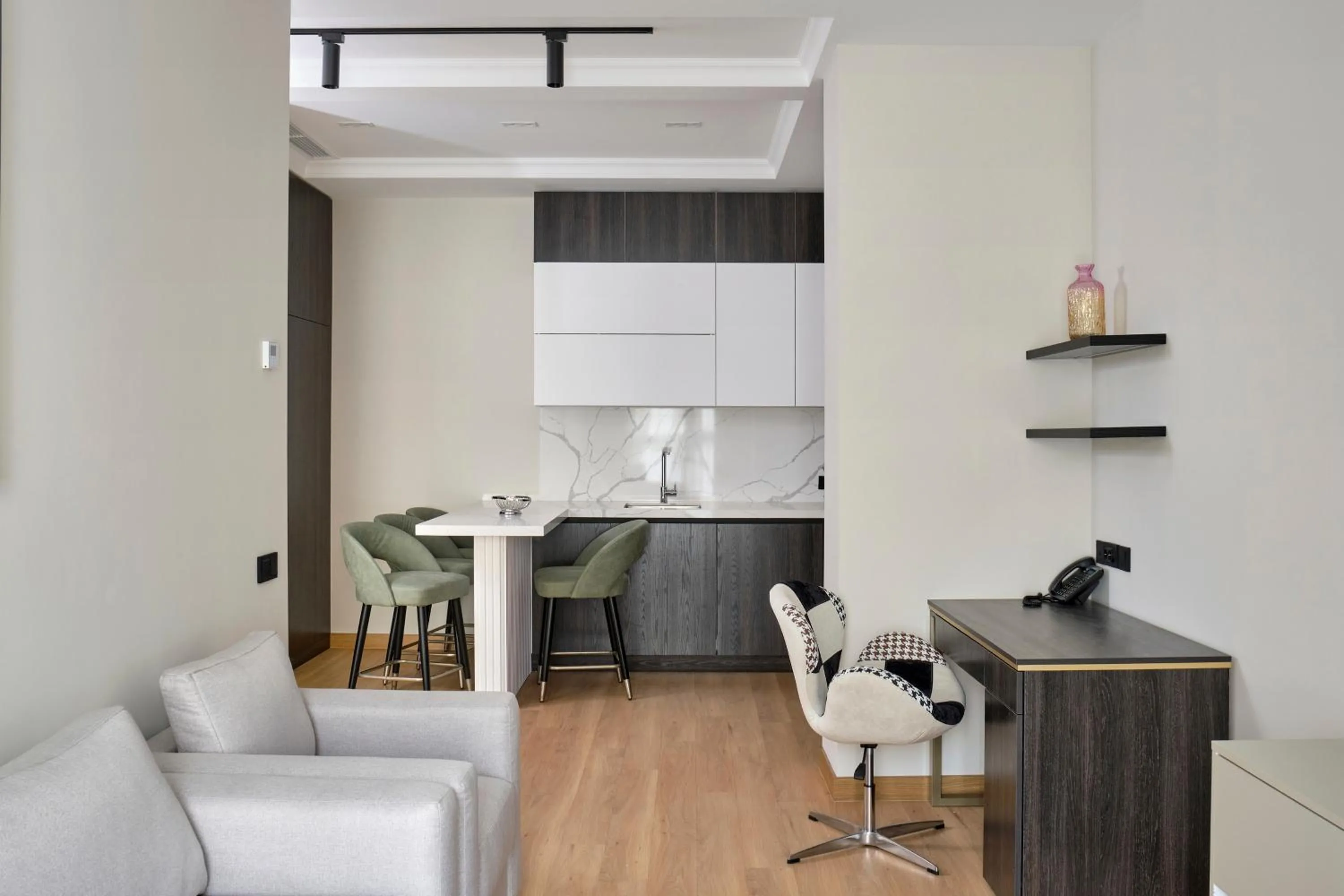 Kitchen or kitchenette in STYLO Residences & Suites