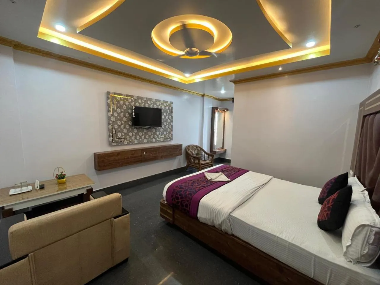 Living room, Bed in HOTEL COUNTRY INN