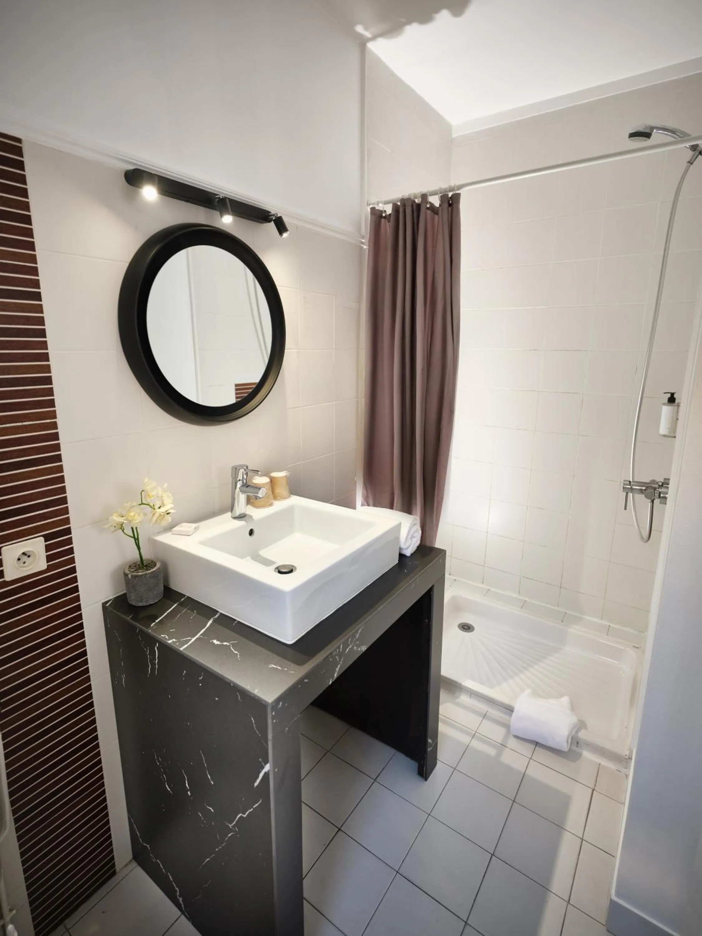 Shower in Hotel Les Negociants