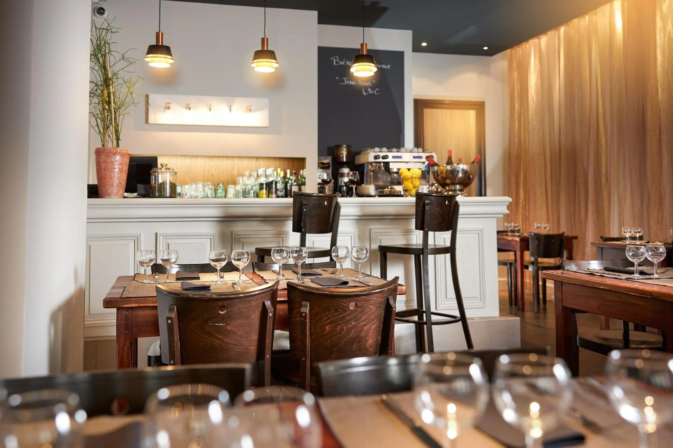 Restaurant/places to eat in Hotel Les Negociants