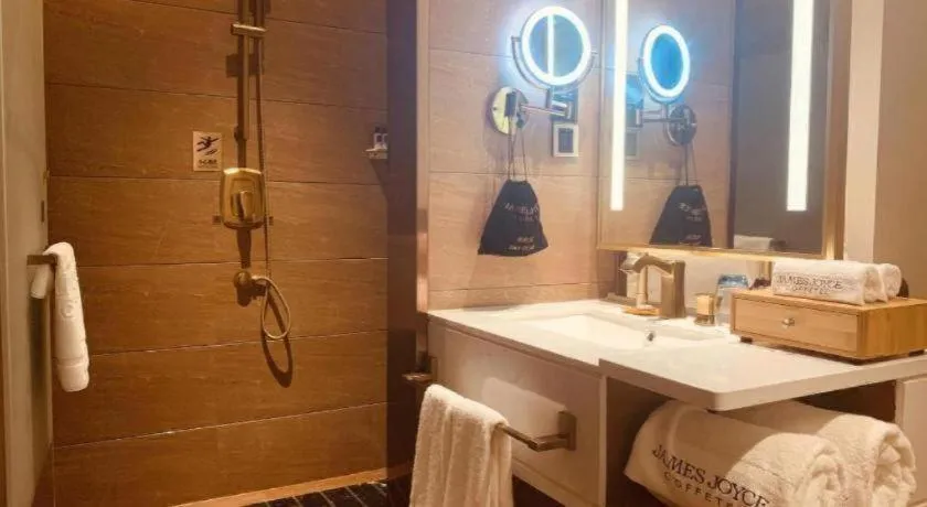 James Joyce Coffetel Anyang Railway Station Wenfeng Avenue Yinxu Scenic Spot