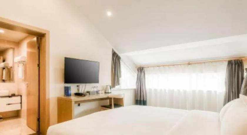 Bed in ZMAX Hotels Wuhan East Lake