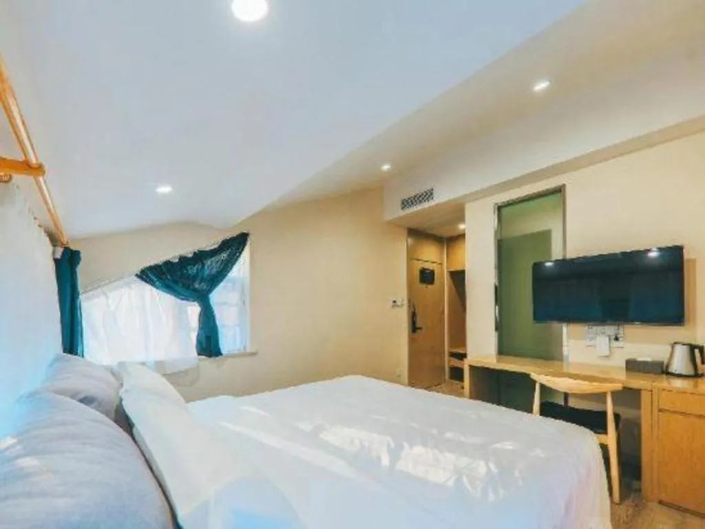 Bed in ZMAX Hotels Wuhan East Lake