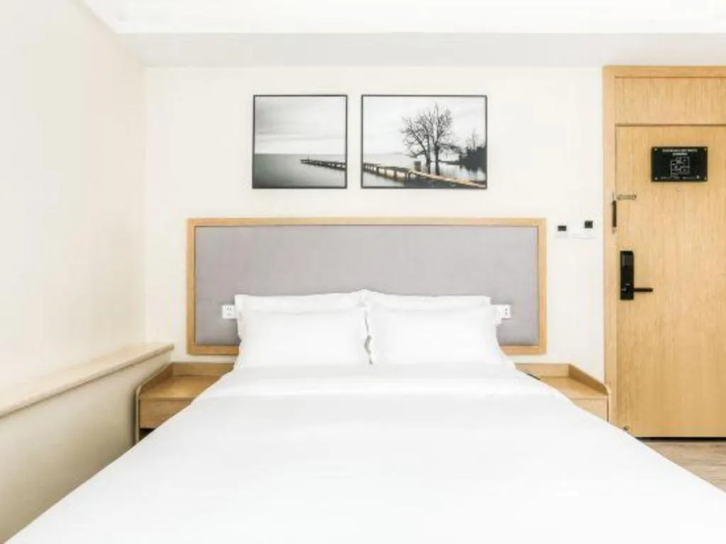 Bed in ZMAX Hotels Wuhan East Lake