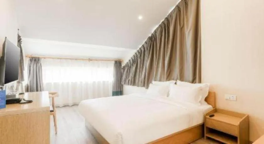 Bed in ZMAX Hotels Wuhan East Lake