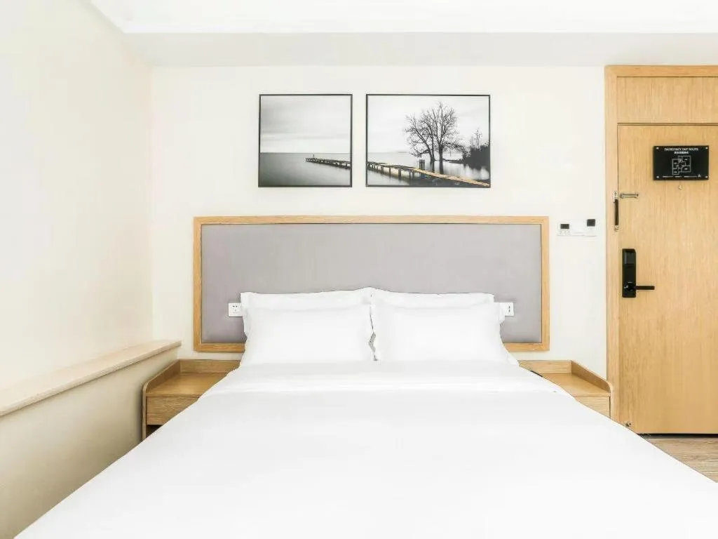 Bed in ZMAX Hotels Wuhan East Lake