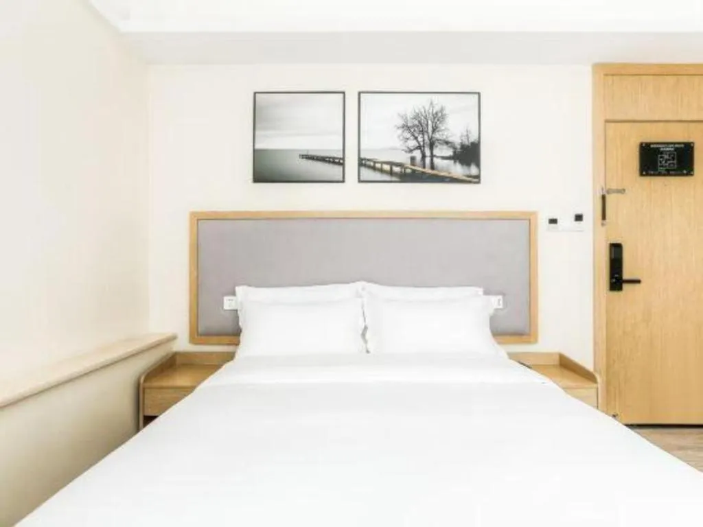 Bed in ZMAX Hotels Wuhan East Lake