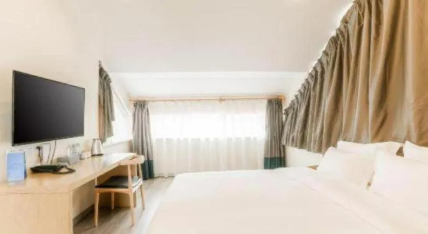 Bed in ZMAX Hotels Wuhan East Lake