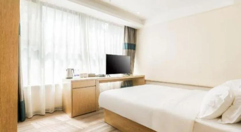 Bed in ZMAX Hotels Wuhan East Lake