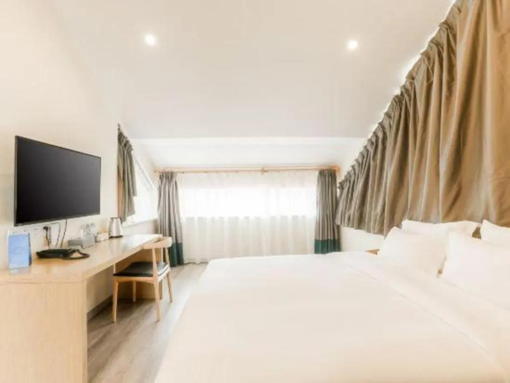 Bed in ZMAX Hotels Wuhan East Lake