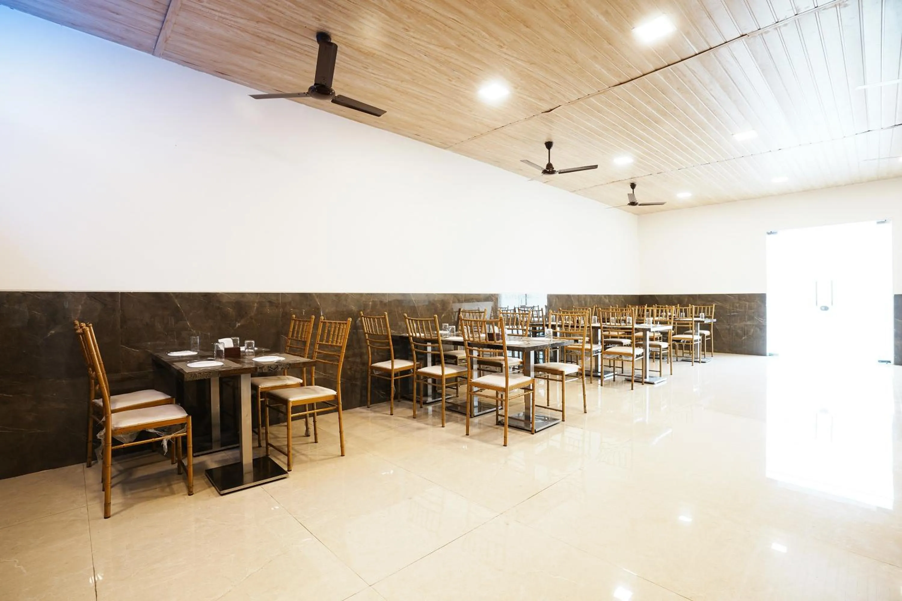 Restaurant/places to eat in Madhav Residency Hotel & Banquet, Kalyan, Mumbai