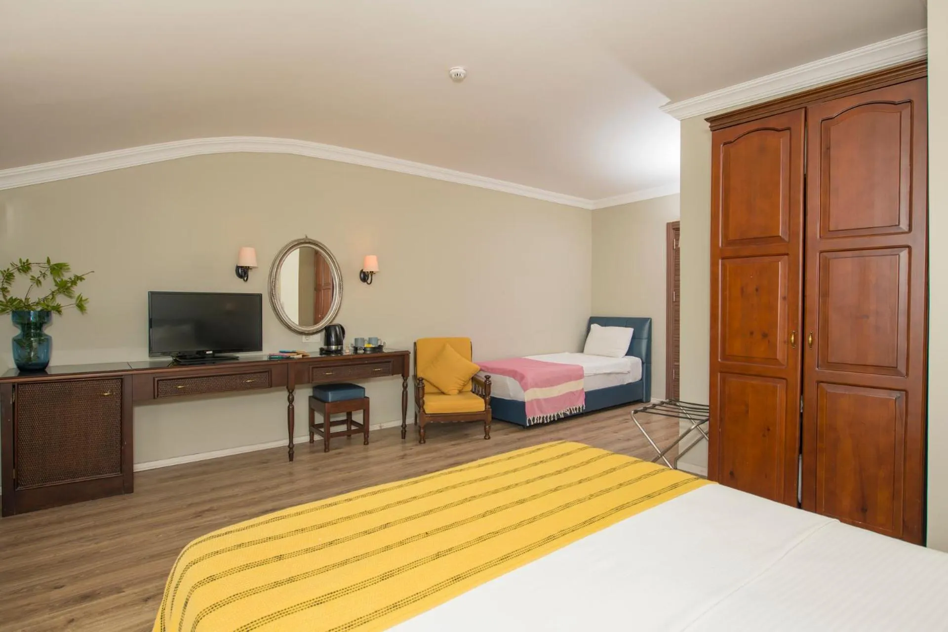 Communal lounge/ TV room in Akkent Garden Hotel