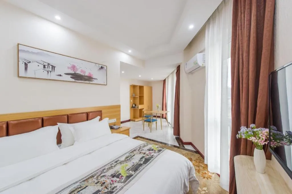 Bed in Guilin Wanjing Hotel