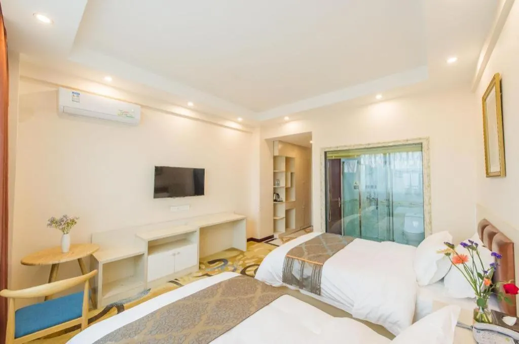 Bed in Guilin Wanjing Hotel