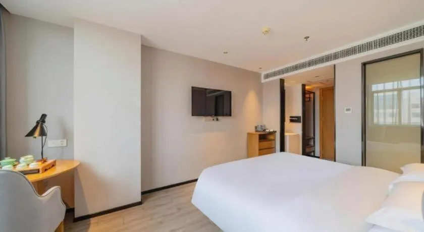 Bed in Borrman Hotel Zhanjiang Wuchuan Jinsha Plaza
