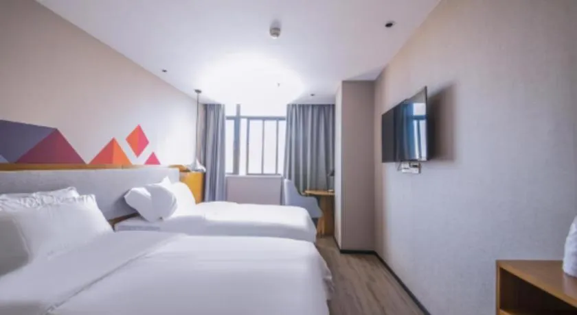 Bed in Borrman Hotel Zhanjiang Wuchuan Jinsha Plaza