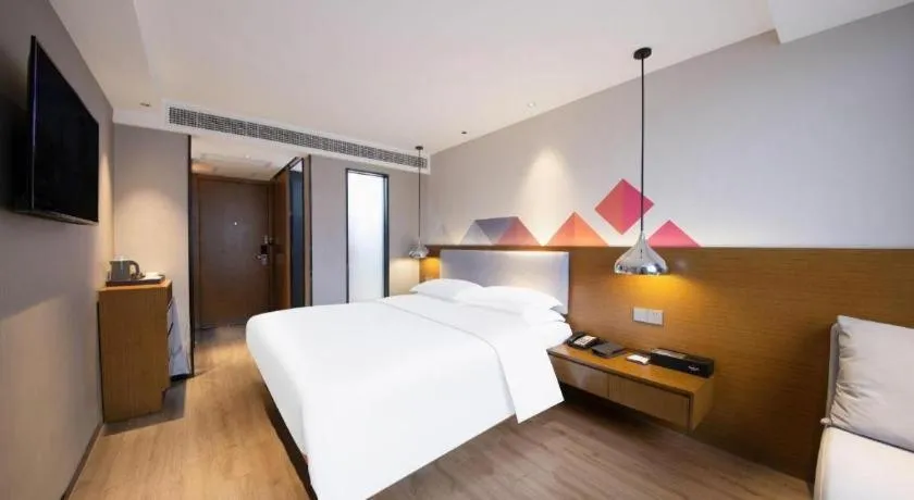 Bed in Borrman Hotel Zhanjiang Wuchuan Jinsha Plaza
