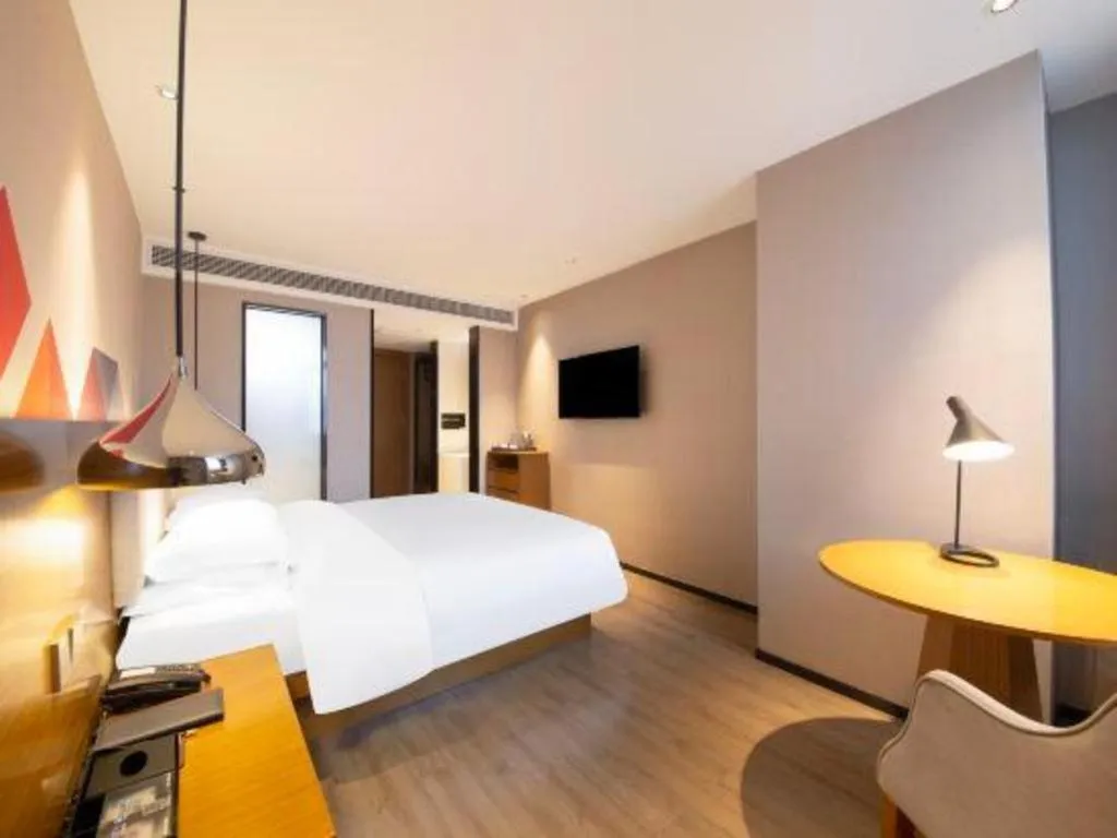 Bed in Borrman Hotel Zhanjiang Wuchuan Jinsha Plaza