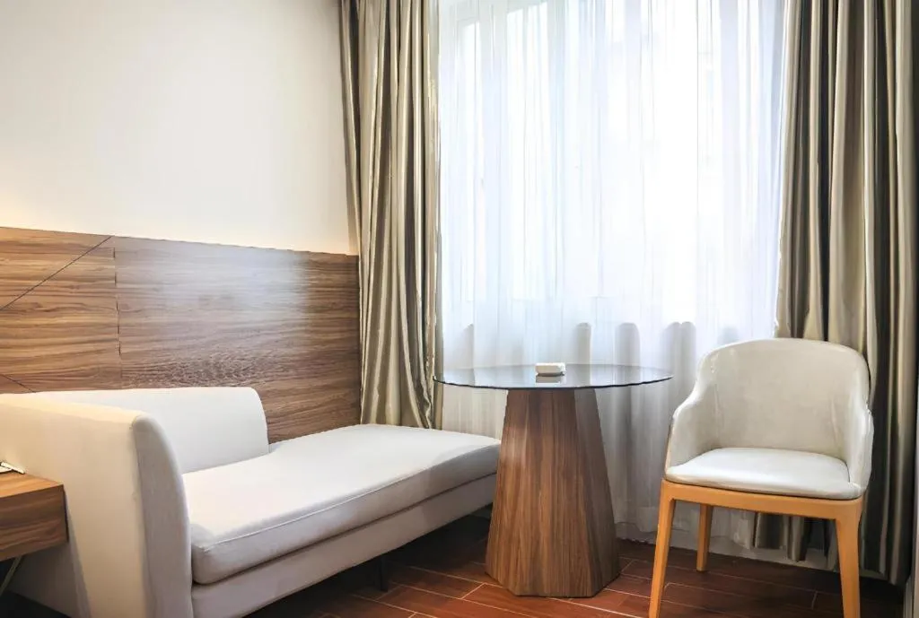 Borrman Hotel Shaoguan Century East Street Fengcai Building