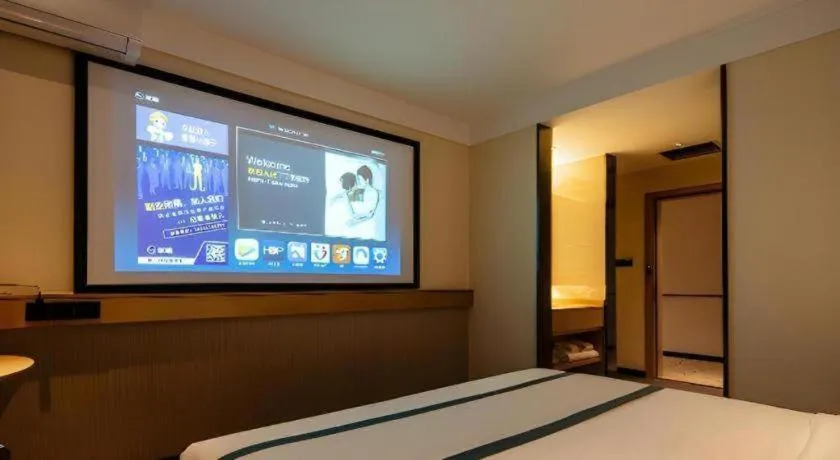 Bed in City Comfort Inn Zhuhai Doumen Daxin Xinduhui Pedestrian Street