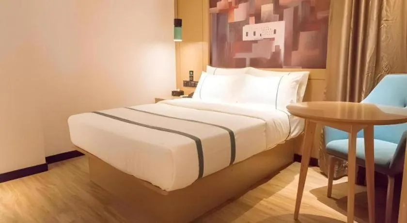 Bed in City Comfort Inn Zhuhai Doumen Daxin Xinduhui Pedestrian Street