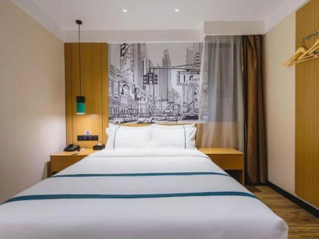 Bed in City Comfort Inn Zhuhai Doumen Daxin Xinduhui Pedestrian Street