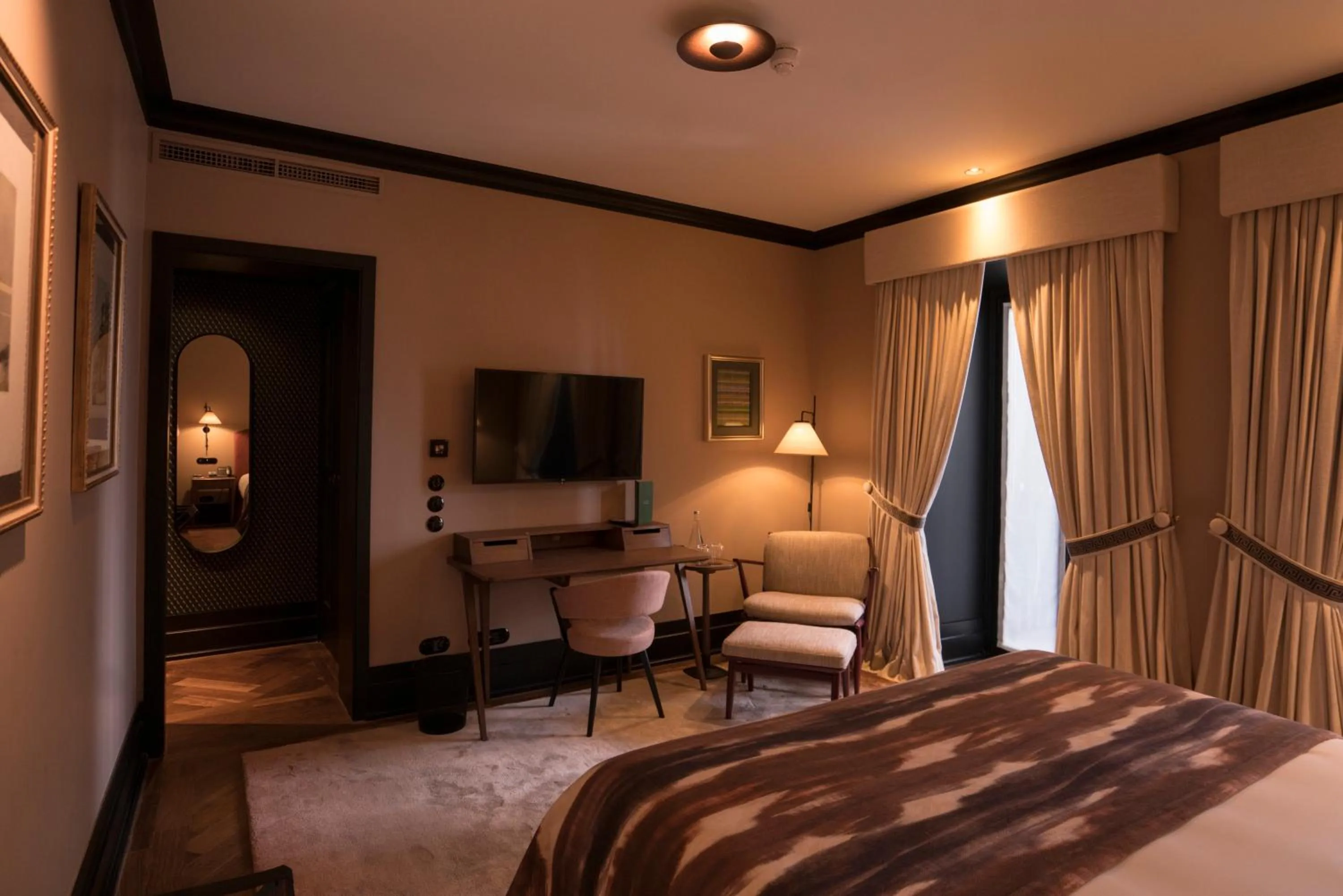 Seating area, Bed in Valverde Lisboa Hotel & Garden - Relais & Chateaux