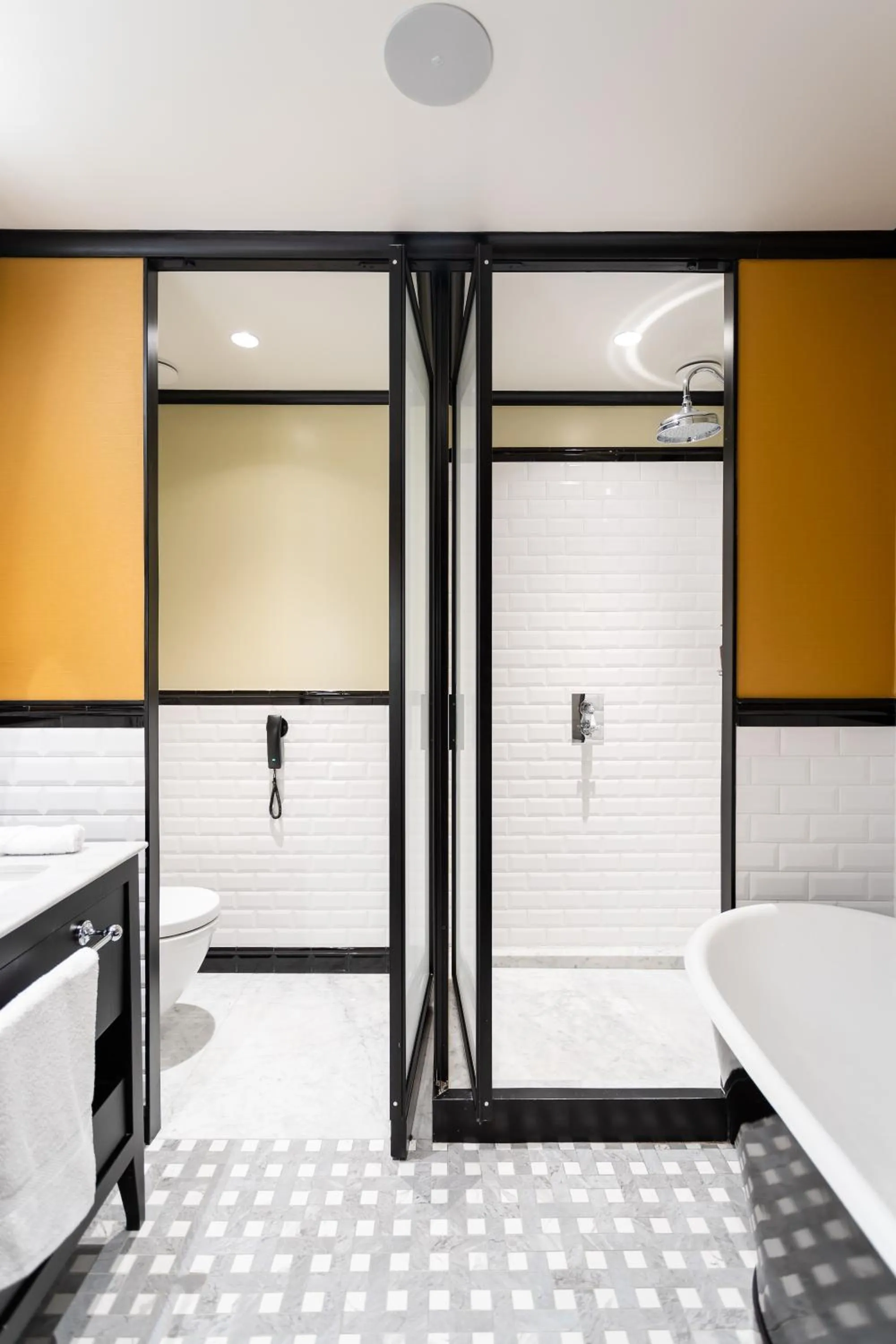 Bathroom, Bed in Valverde Lisboa Hotel & Garden - Relais & Chateaux