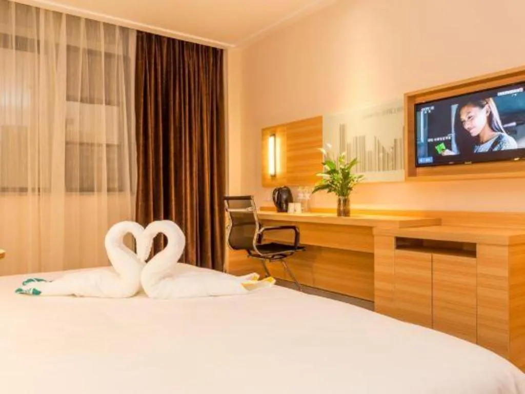 Bed in City Comfort Inn Chengdu Giant Panda Base