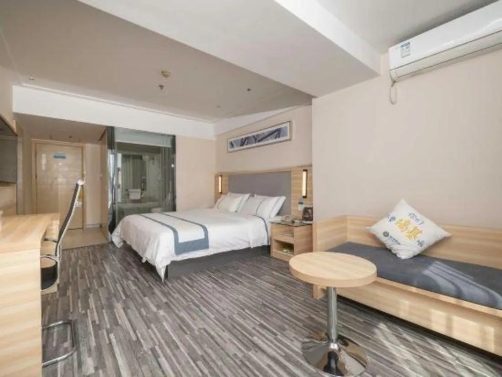 Bed in City Comfort Inn Chengdu Giant Panda Base