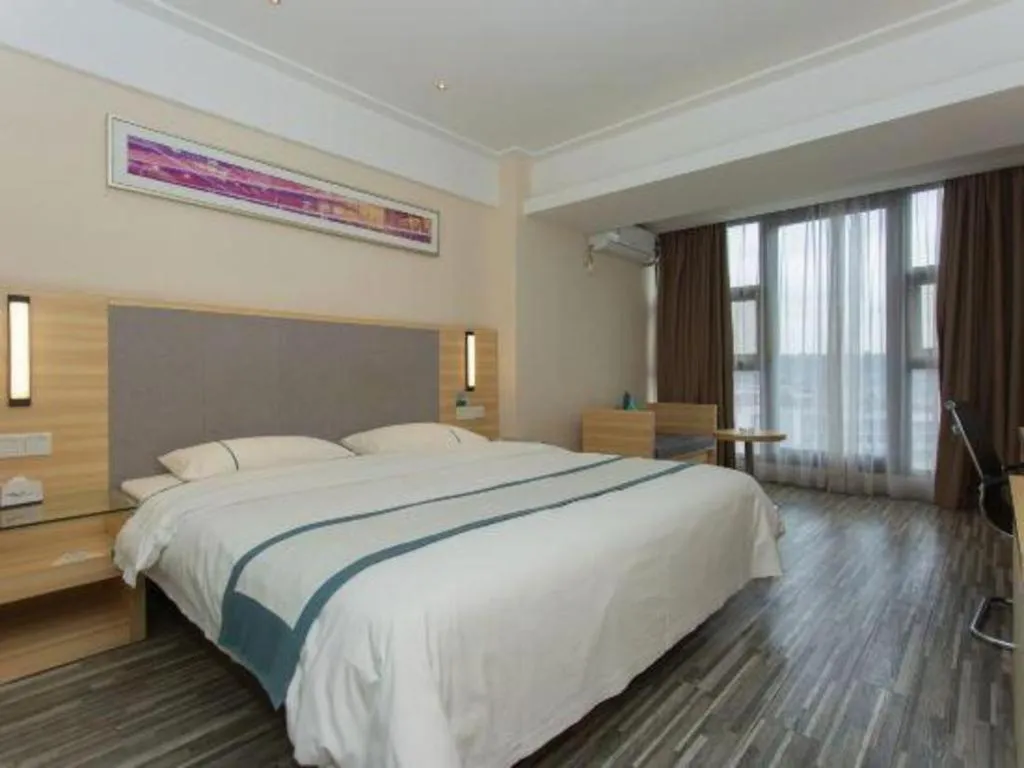 Bed in City Comfort Inn Chengdu Giant Panda Base