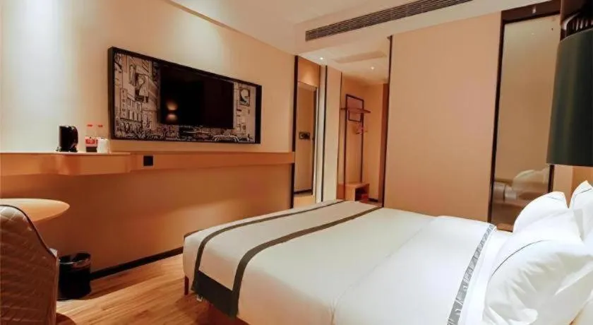 Bed in City Comfort Inn Honghu Shopping Park Bao'an Plaza