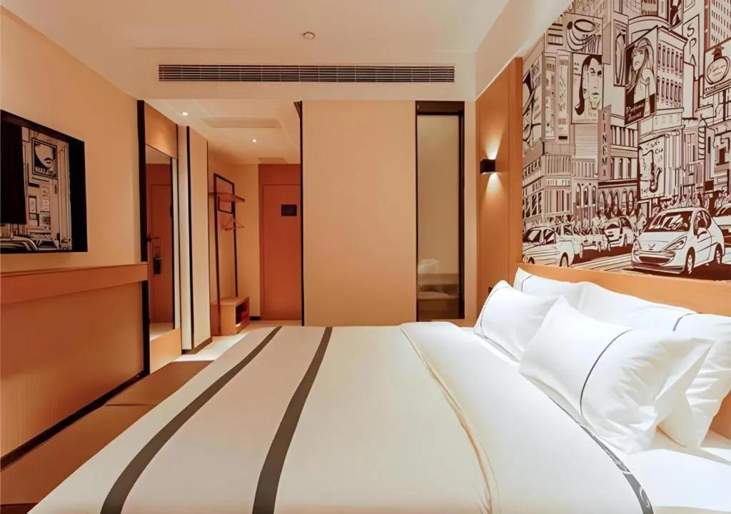 Bed in City Comfort Inn Honghu Shopping Park Bao'an Plaza