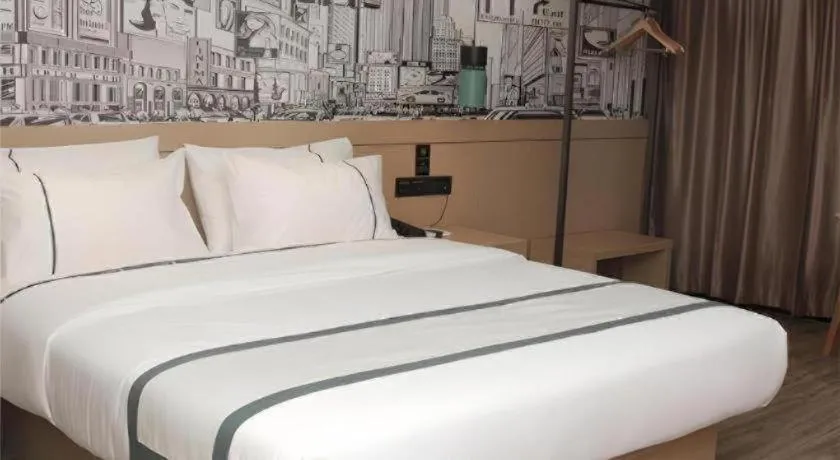 Bed in City Comfort Inn Loudi Sports Center