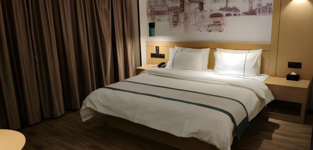 Bed in City Comfort Inn Loudi Sports Center