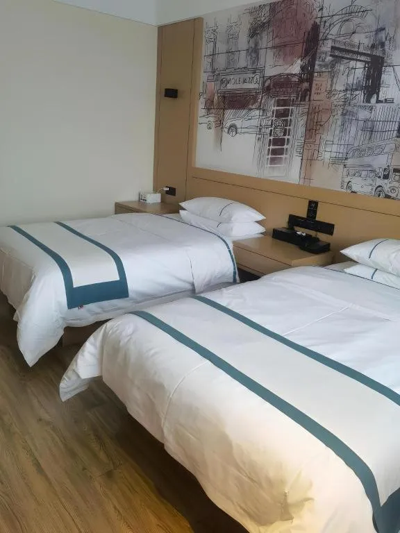 Bed in City Comfort Inn Shiyan Wudang Mountain