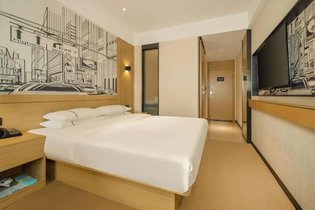Bed in City Comfort Inn Wuzhou High-speed Railway Station Canghai Lake Park