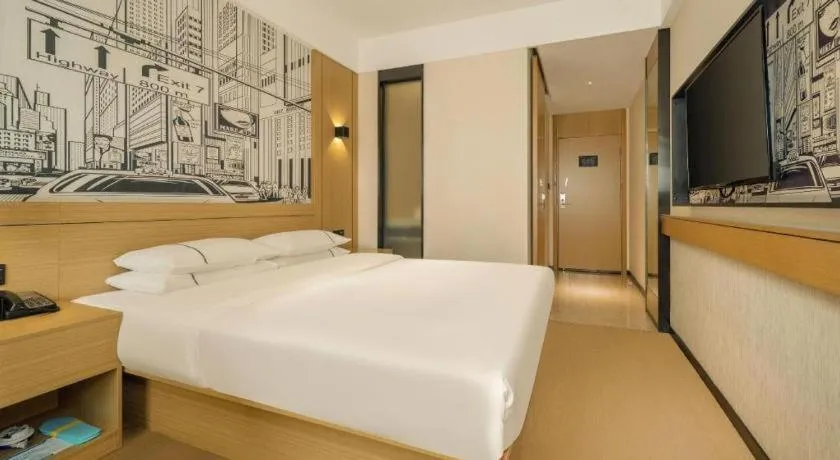 Bed in City Comfort Inn Wuzhou High-speed Railway Station Canghai Lake Park